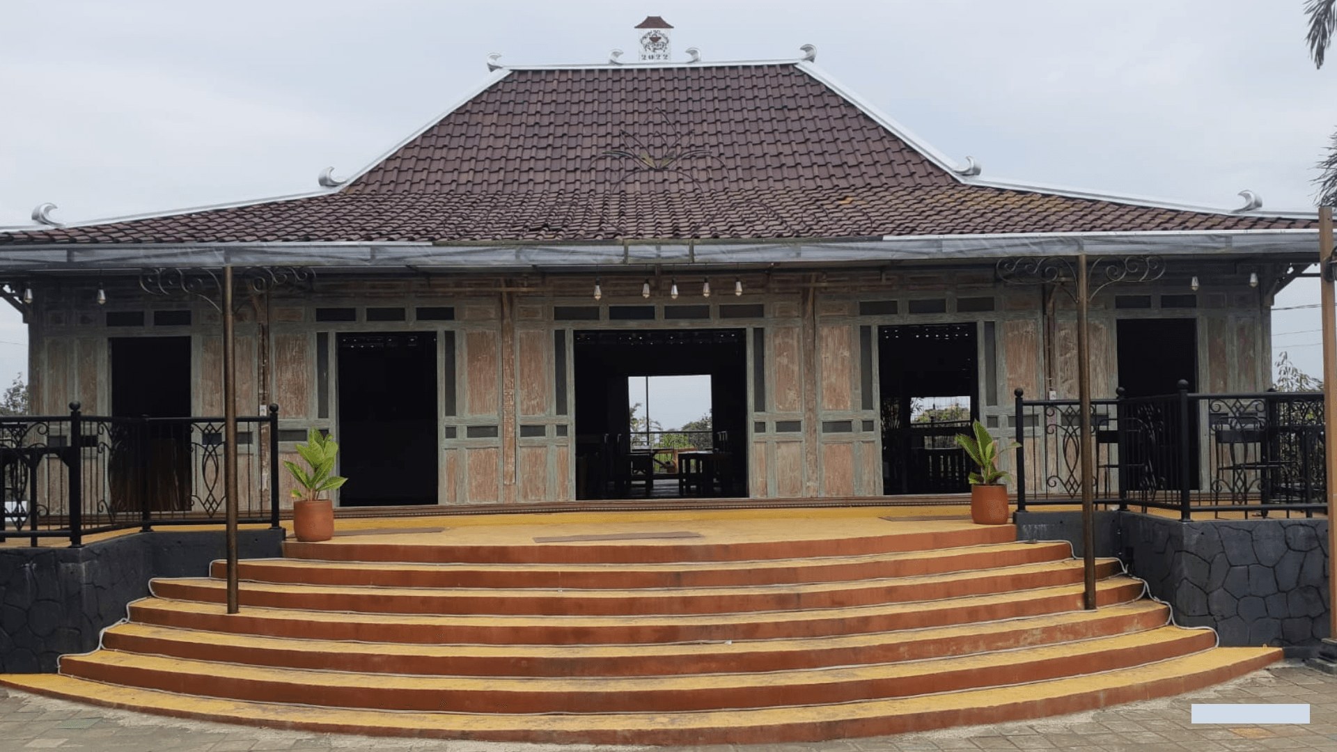 Jasa Kontraktor Bangunan Restoran dari Kayu Gianyar Profesional