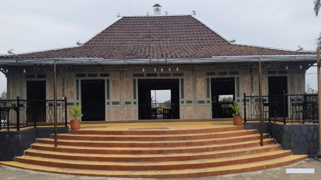 Jasa Kontraktor Bangunan Restoran dari Kayu Kutai Kartanegara - Jasa Kontraktor Bangunan Restoran dari Kayu Kutai Kartanegara Harga Terjangkau